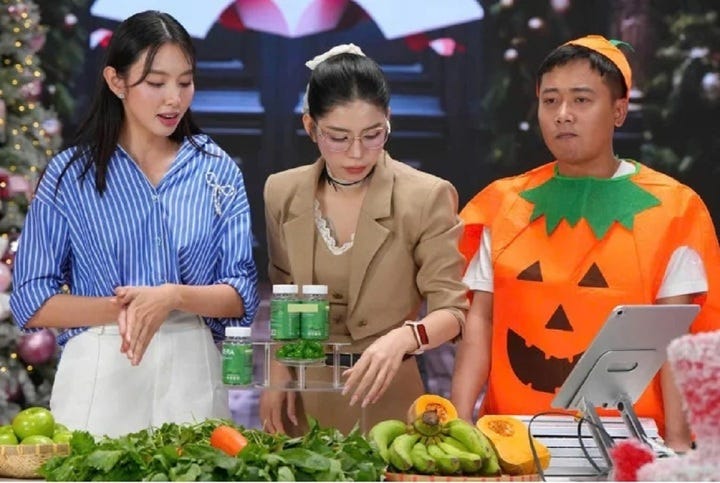 Quang Linh Vlogs và Hằng Du Mục trong một phiên livestream bán kẹo Kera.