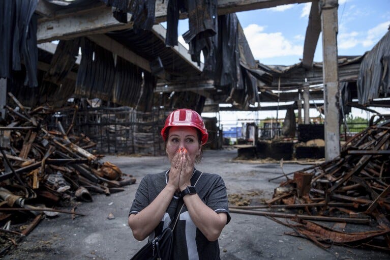 Nina Korsunova fica emocionada ao entrar no destruído complexo comercial Epicenter em Kharkiv, Ucrânia, quinta-feira, 6 de junho de 2024. O bombardeio do Epicentro com bombas planadoras pelos militares russos em maio matou 19 pessoas, incluindo duas crianças. Ao todo, bombas planadoras atingiram a cidade mais de 50 vezes em 2024, de acordo com Spartak Borysenko, do gabinete do procurador regional de Kharkiv. (Foto AP/Evgeniy Maloletka)