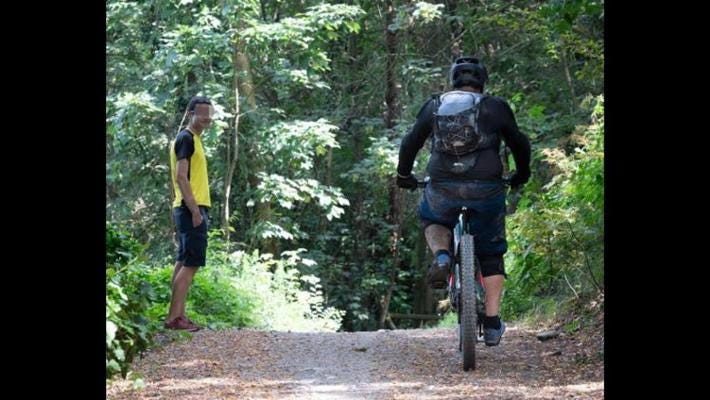 La collina contesa: escursionisti a piedi e biker, il Comune fa da paciere per l’utilizzo dei sentieri