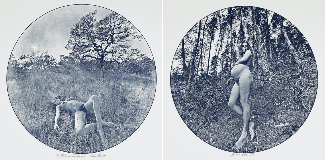 Deux photographies cyanotypes de 1970. La première photo représente une femme nue allongée dans l'herbe les jambes écartées. La seconde photo représente une femme nue et enceinte dans une forêt.