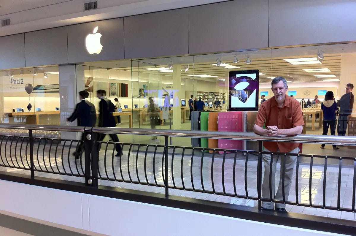 Gary visited Apple Tysons Corner on the 10th anniversary of Apple Retail Stores.