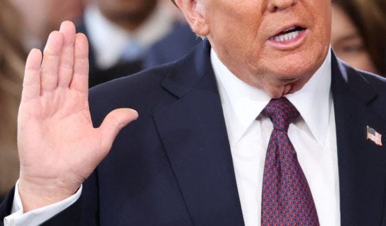 O presidente eleito Donald Trump é empossado como 47º presidente dos Estados Unidos pelo presidente do Supremo Tribunal John Roberts durante a 60ª posse presidencial na Rotunda do Capitólio dos EUA, em Washington, DC, na segunda-feira.