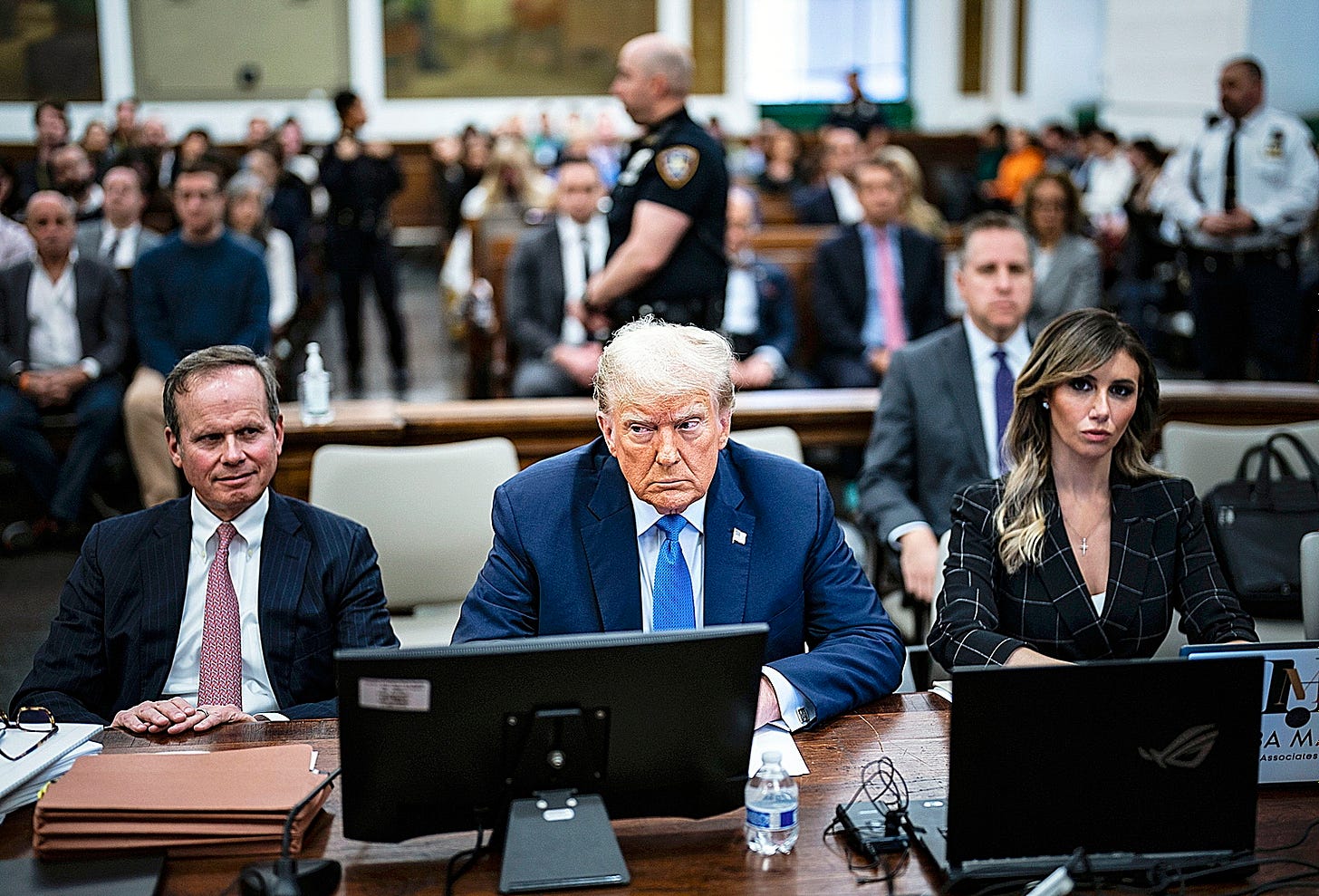 El ex presidente Donald Trump, ayer en el juicio que se sigue contra él en Nueva York.