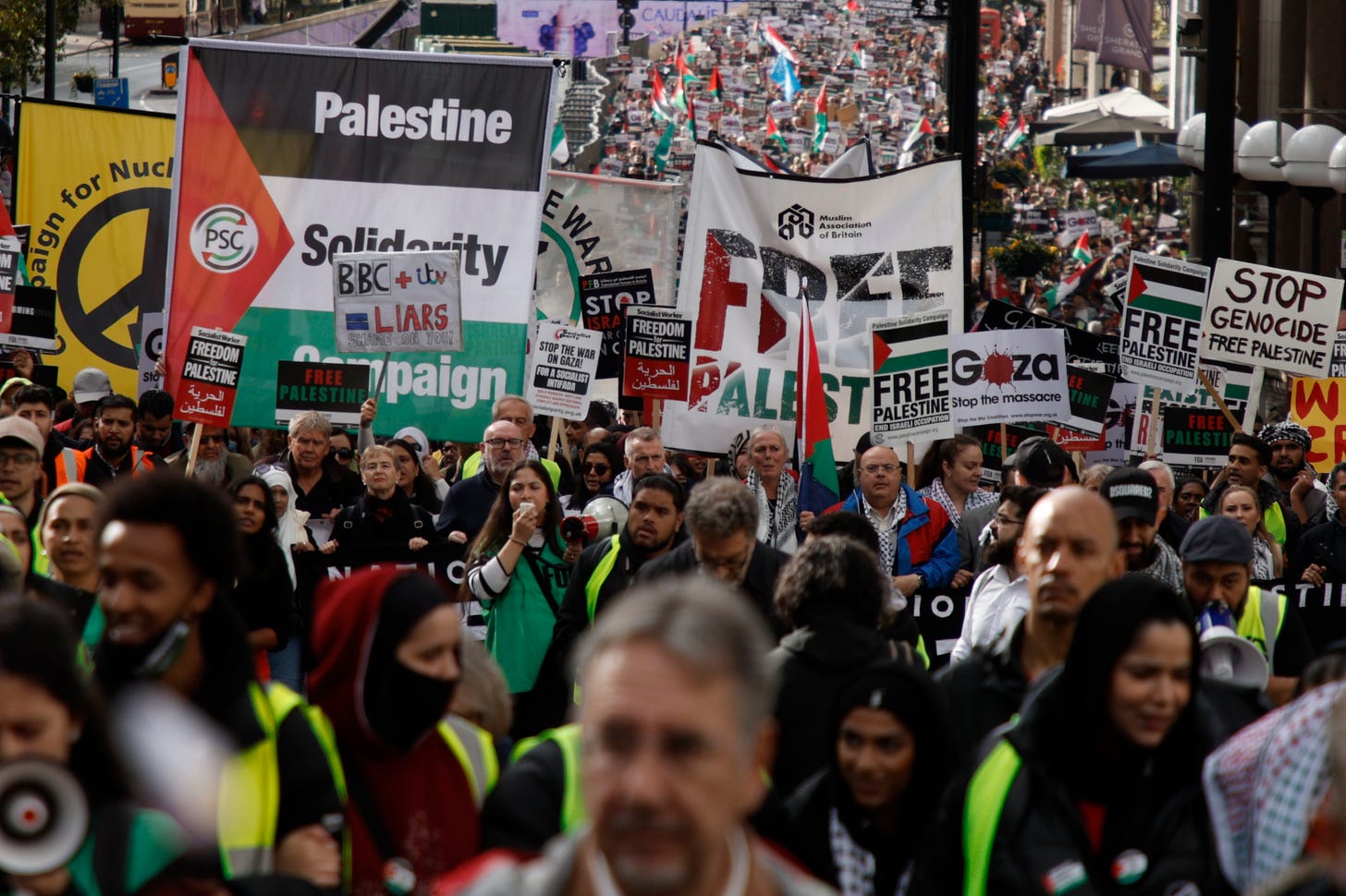 Tens of thousands of pro-Palestinian protesters march in London | AP News