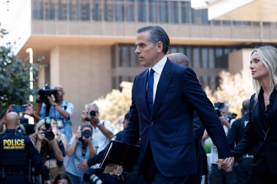 Hunter Biden llegando al juzgado estadounidense de First Street en Los Angeles, California, EE.UU., para enfrentar nueve cargos por no declarar a tiempo los impuestos de cuatro años. 