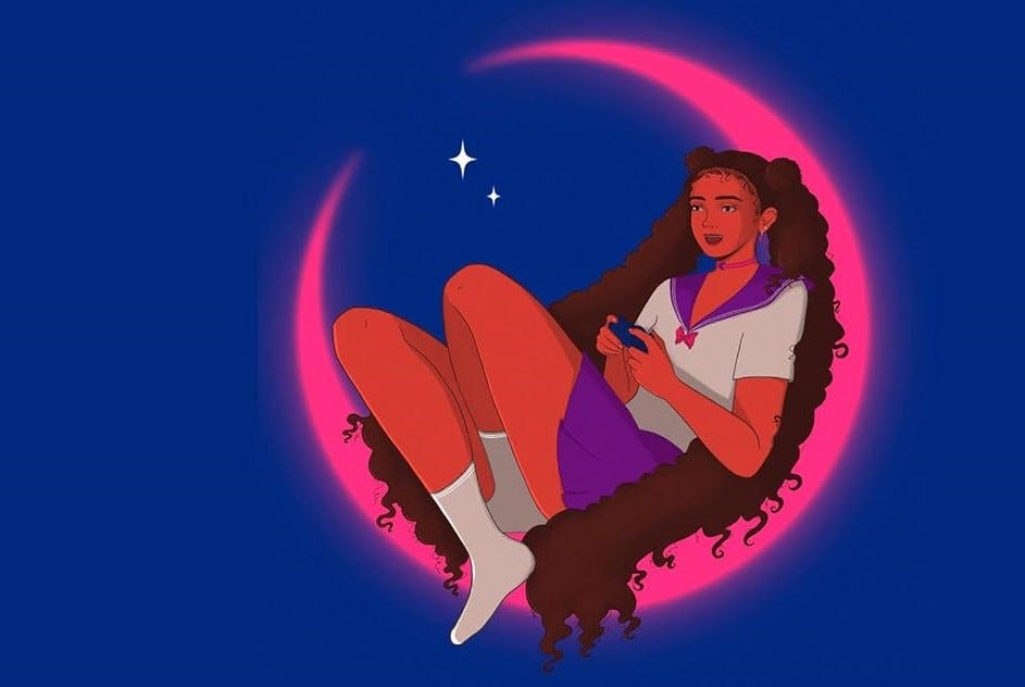 Farbige Zeichnung: Eine Schwarze Frau mit langen Haaren trägt ein Sailor-Moon-Kostüm, sitzt in einem Halbmond und hält einen Gaming-Controller in den Händen. Der Hintergrund ist lila. Ausschnitt des Covers vom Buch „Nerd Girl Magic“ von Simoné Goldschmidt-Lechner. (Bild: Marie Minkov/Verbrecher Verlag)
