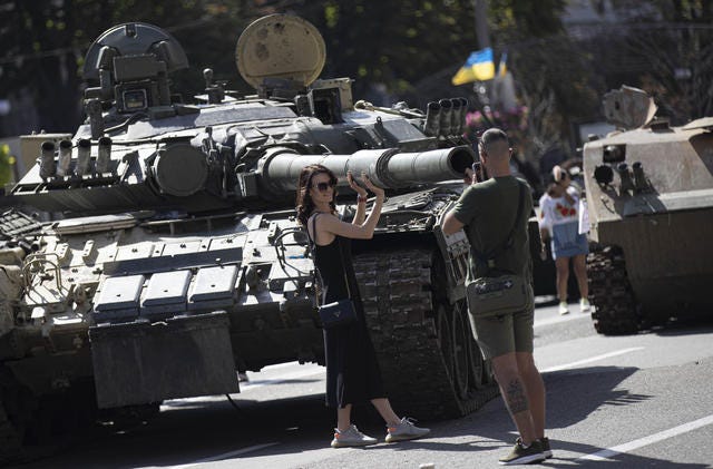 Ukraine's trademark defiance on display as it marks 31 years of  independence, and 6 months fending off Putin's invasion - CBS News