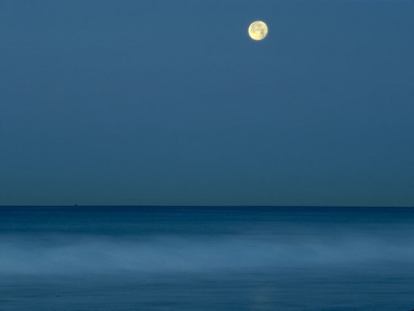 Full_moon_over_calm_ocean