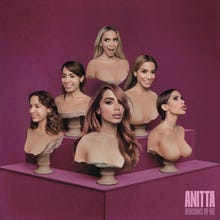 Imagem roxa com seis bustos da cantora Anitta, cada um fazendo uma expressão diferente, equilibrados sobre três plataformas, cada uma numa altura diferente, em formato de pirâmide.