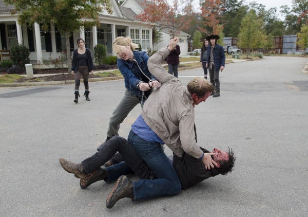 pete waling on rick fight walking dead try 515 2015 images