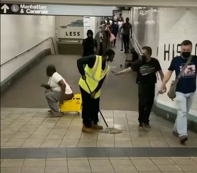 Man pooped in a mop bucket in NYC's subway : r/toilet_world