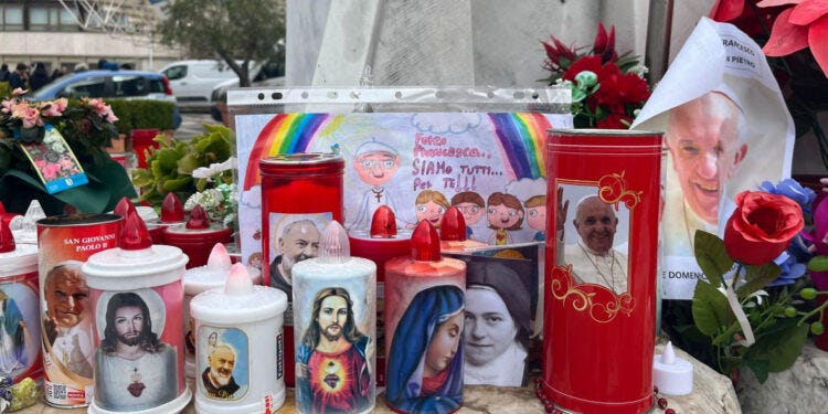 ROMA (ITALIA), 24/02/2025.- Cartas, globos y flores se acumulan en las puertas del hospital Gemelli en Roma, donde el papa Francisco permanece ingresado en estado crítico y al que cada día se acercan decenas de fieles y visitantes para rezar por su pronta recuperación. EFE/ Claudia Sacristán