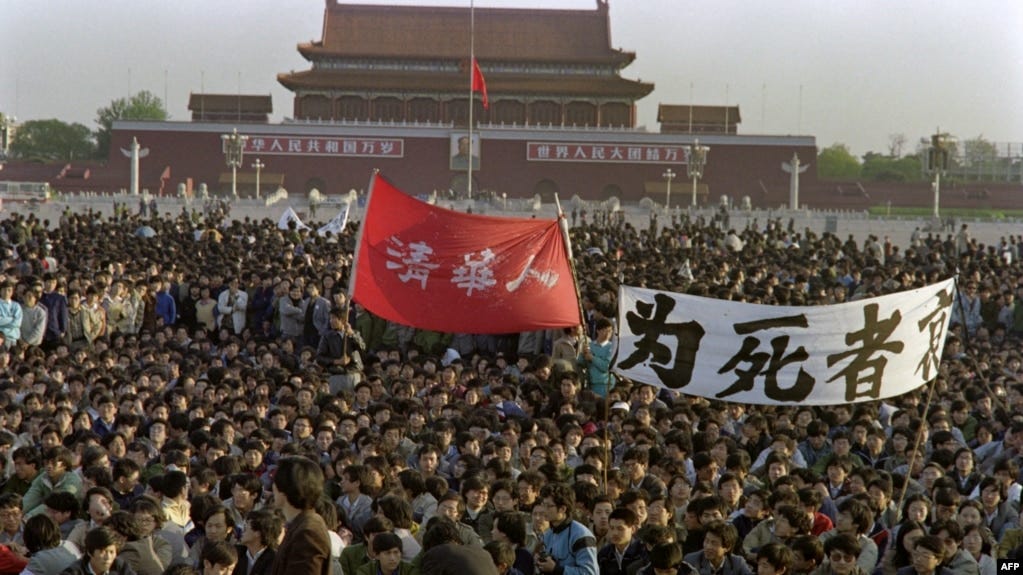 资料照片: 1989年4月22日学生在天安门广场静坐