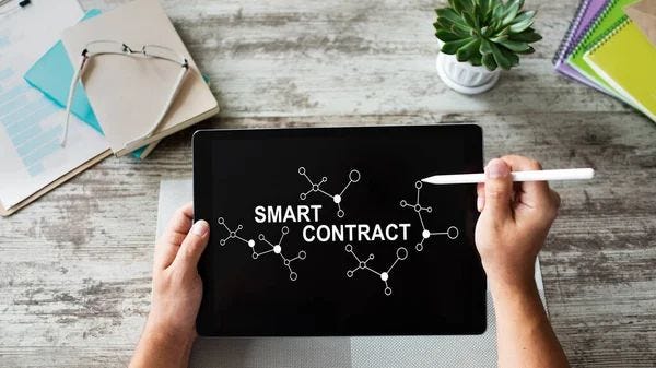 Smart contract blockchain based technology concept on screen. Cryptocurrency, Bitcoin and ethereum. — Stock Photo, Image