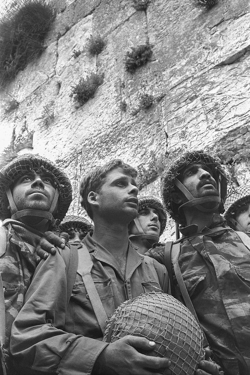 Paratroopers at the Western Wall - Wikipedia