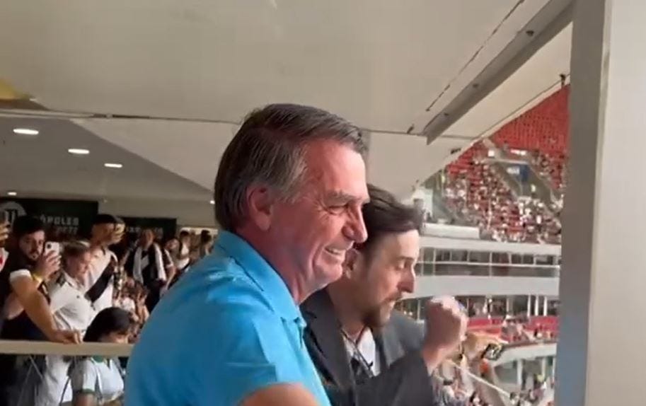 Jair Bolsonaro é aclamado por torcedores no estádio Mané Garrincha