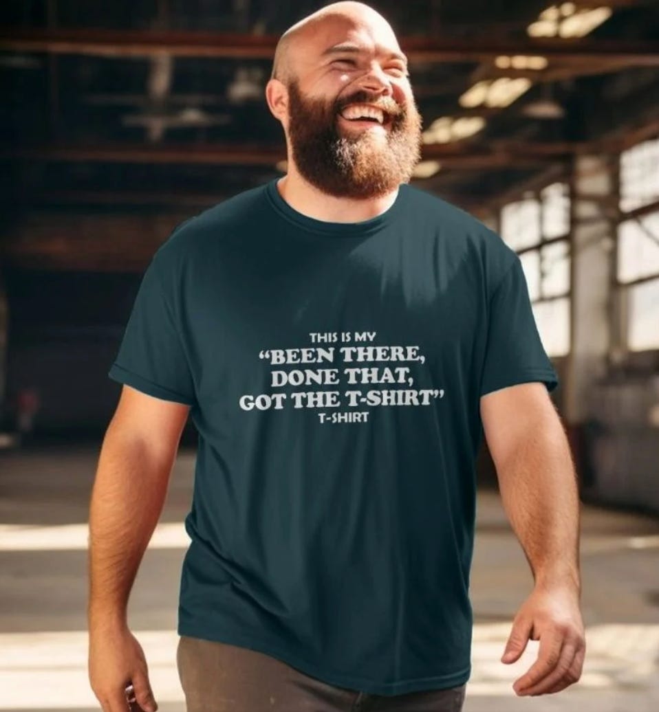 Homme content qui porte un t-shirt : been there, done that, got the t-shirt
