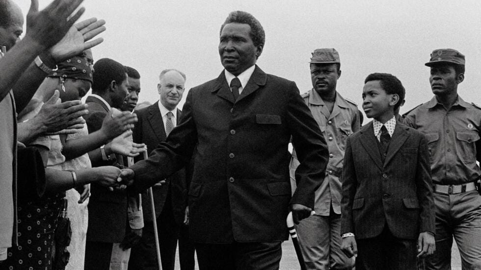 Photographie datée de 1979. Au premier plan, Francisco Macias, ancien président de la Guinée équatoriale. En arrière plan à droite, Teodoro Obiang, alors lieutenant-colonel, l'observe.