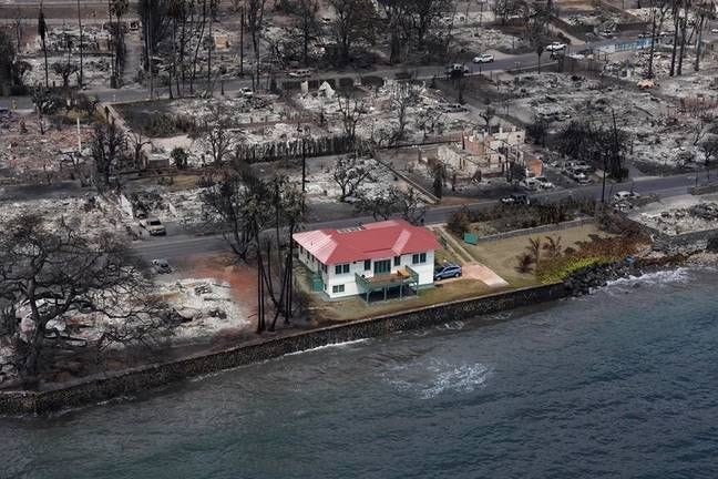 This house was still left standing after the fires in Maui. Credit: Reddit/@Xenoryzen_Dragon