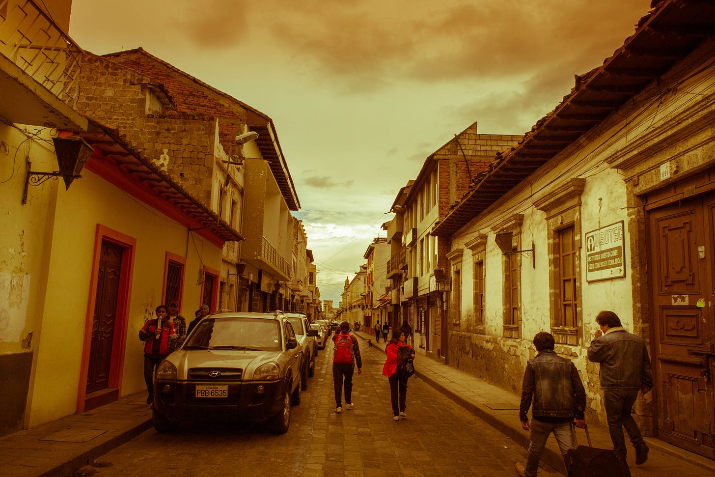 Por las calles de Latacunga!! | Street view, Street, Scenes