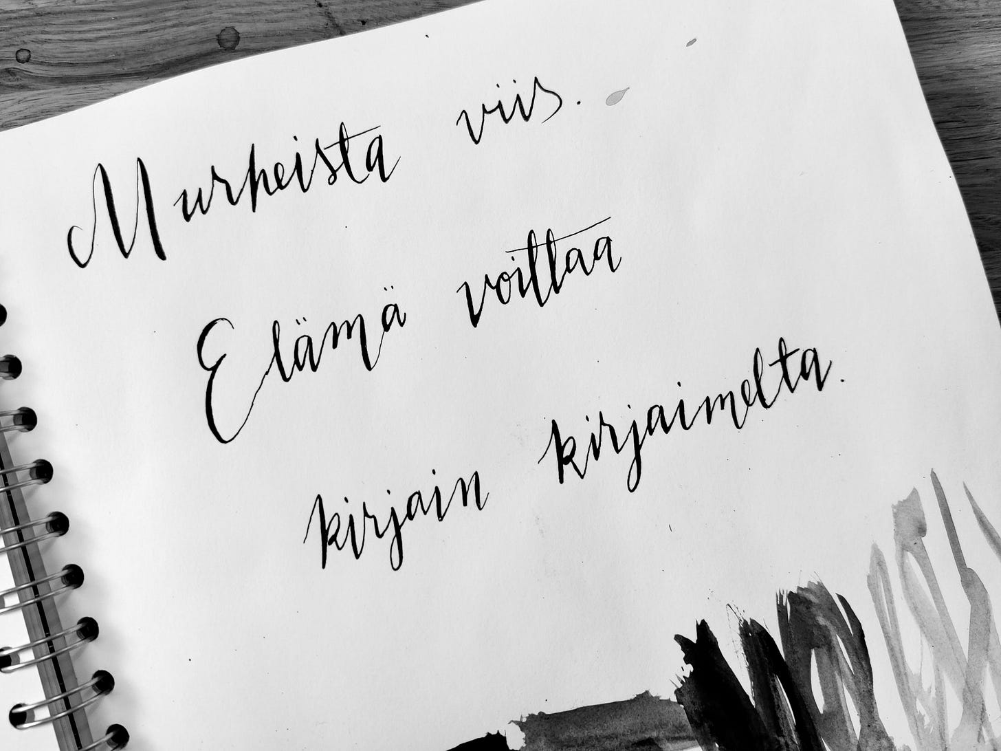 Pidän kiinni luovuudesta epätäydellisen elämän keskellä harjoittelemalla kalligrafiaa.