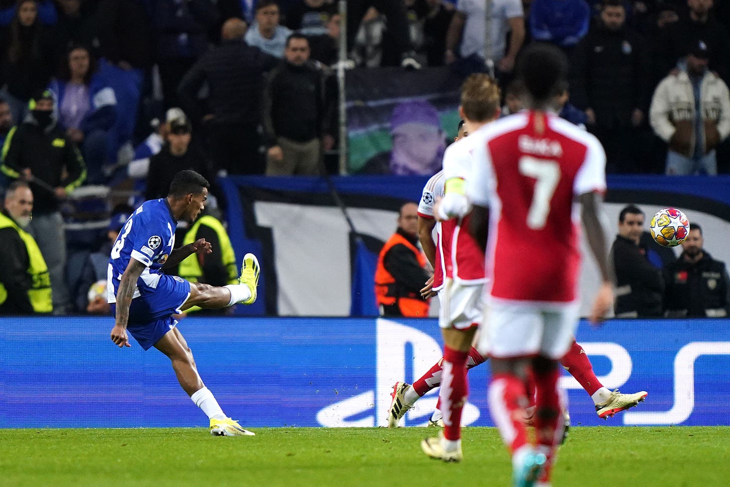 Brilliant last-gasp Galeno strike condemns Arsenal to first-leg defeat in  Porto | The Independent