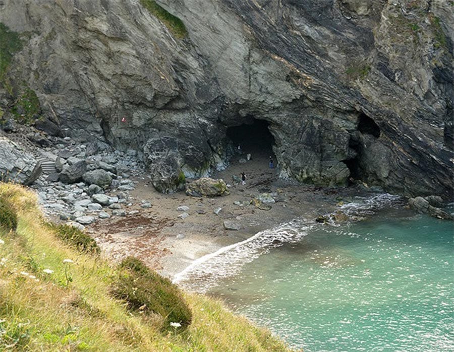 The real world ‘mythical’ locations: Merlin’s Cave and Tintagel Haven, which inspired the timeless stories of Alfred Lord Tennyson. (Nilfanion/ CC BY-SA 4.0)
