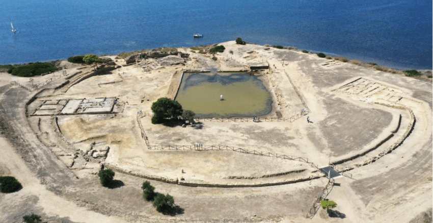 il kothon di Mozia visto dall'alto sullo sfondo del mare, con il recinto sacro circolare e la piscina rettangolare