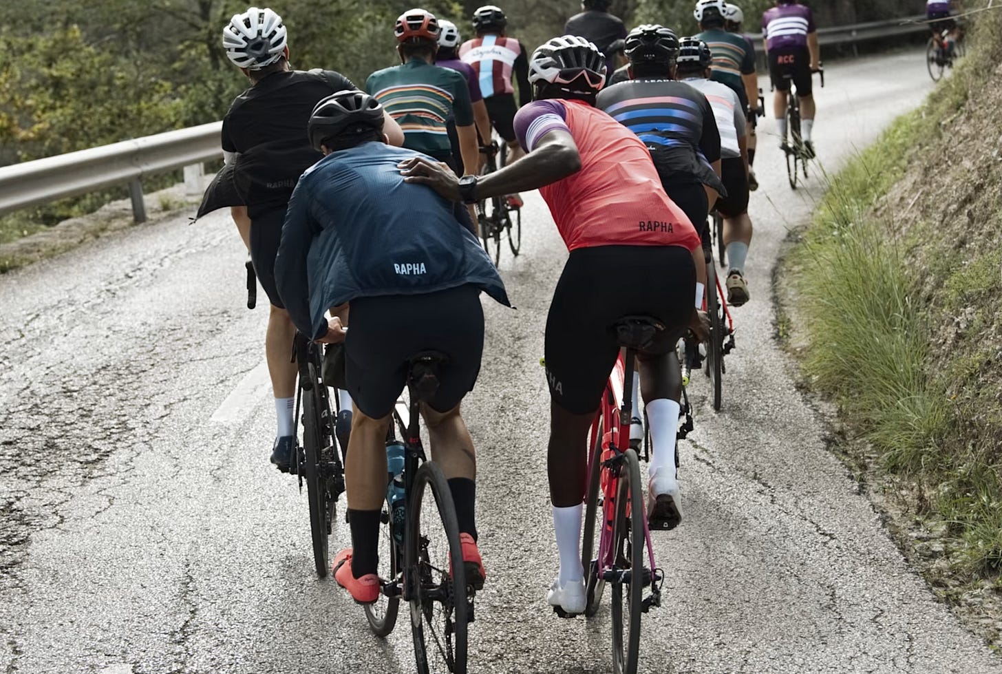 Courreurs cyclistes qui s'entraident en cote