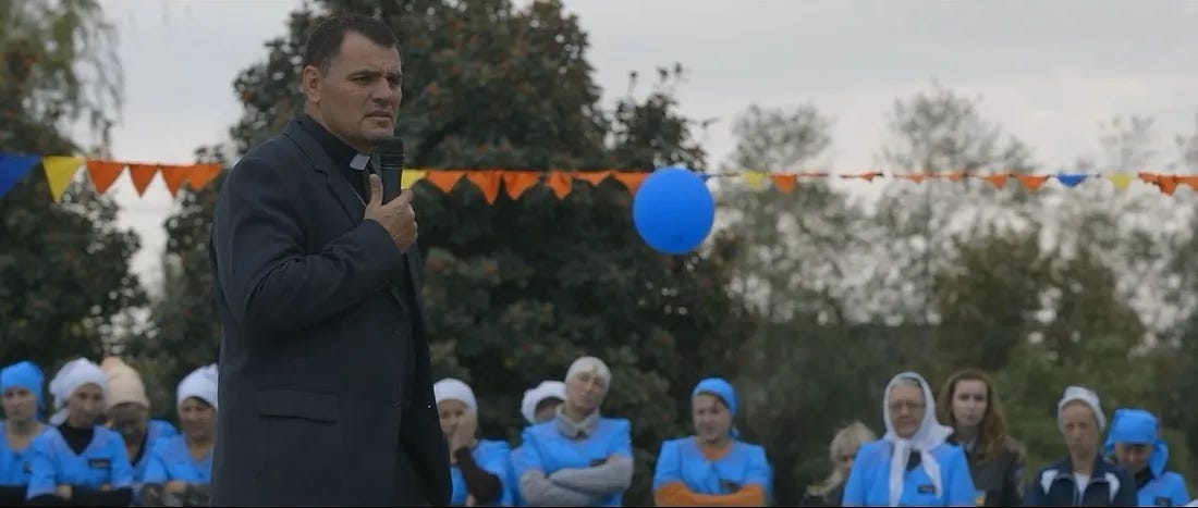 O pastor ucraniano Gennadiy Mokhnenko em cena do filme "Almost Holy", de Steve Hoover