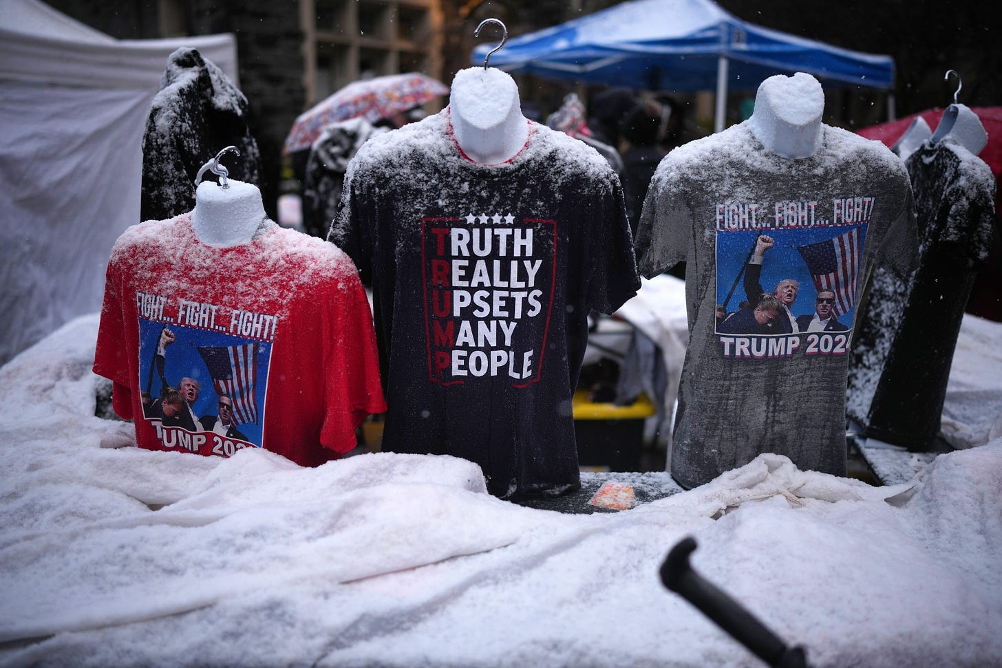 Produtos relacionados a Donald Trump estão à venda do lado de fora da Capital One Arena para o comício da vitória de Donald Trump em 19 de janeiro de 2025 em Washington, DC. O presidente eleito dos EUA, Donald Trump, e o vice-presidente eleito, JD Vance, serão empossados ​​em 20 de janeiro. (Foto de Christopher Furlong/Getty Images)