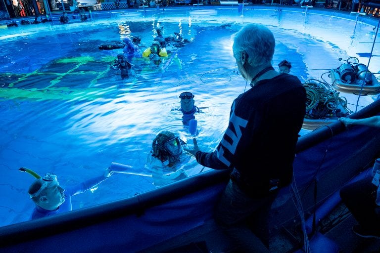 James Cameron frente al tanque de agua en el que rodaron “Avatar: The Way of Water”.