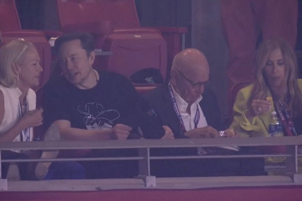 Elisabeth Murdoch, Elon Musk e Rupert Murdoch assistem juntos o Super Bowl de 2023