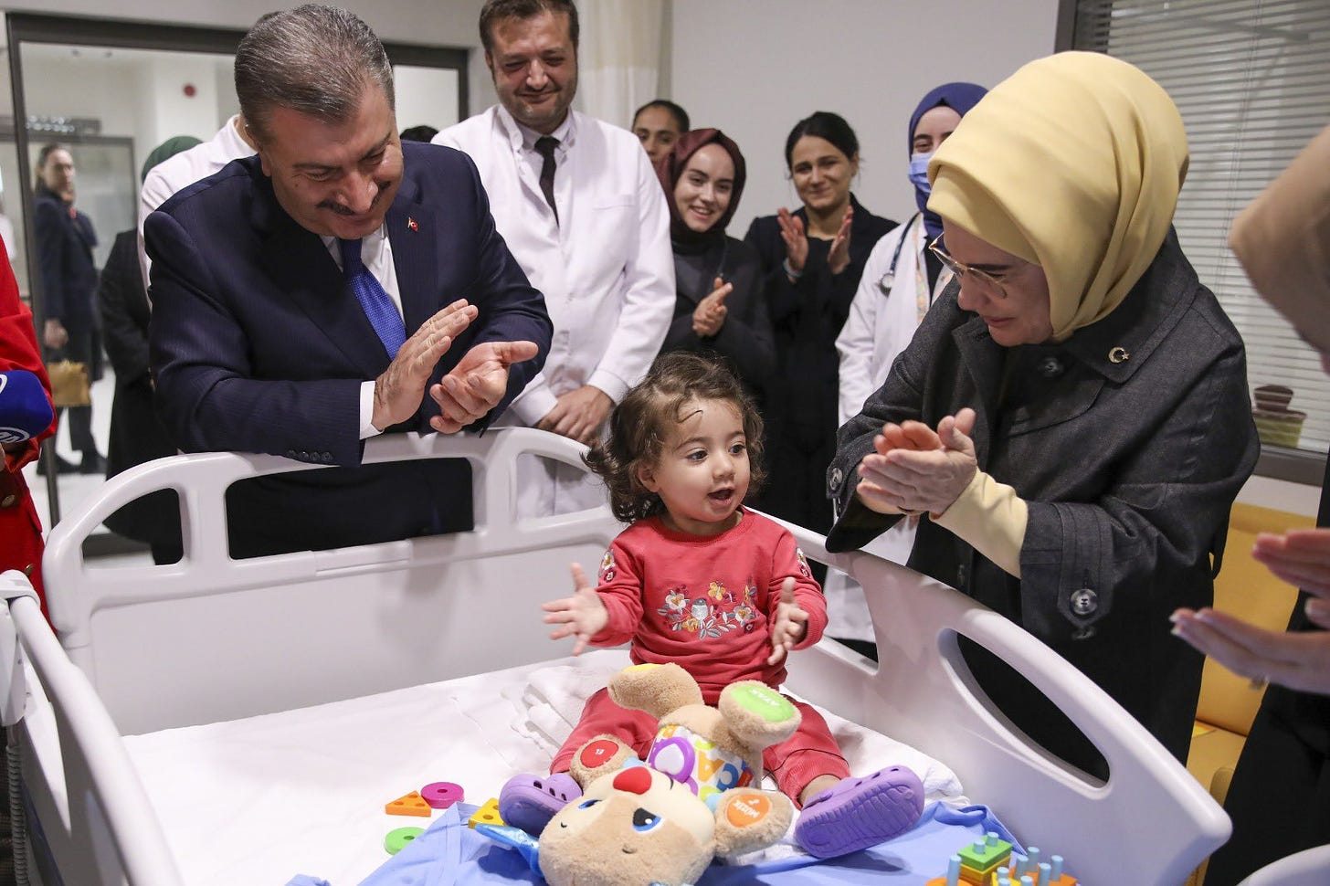 Emine Erdoğan, Sağlık Bakanı Dr. Fahrettin Koca ile Ankara Etlik Şehir Hastanesi'nde Filistinli hastaları ziyaret ediyor