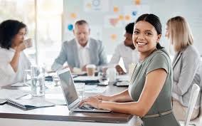 Colaboración de marketing digital y equipo de seo que planifican una  estrategia global de ventas y marca en una oficina reunida gente de  negocios intercambiando ideas sobre comunicación y trabajando en portátiles