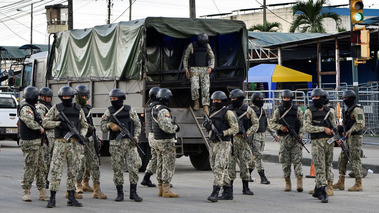 L’armée équatorienne est déployée devant la prison Penitenciaria del Litoral de Guayaquil en avril 2023. Crédits : Vicente Gaibor del Pino/Reuters