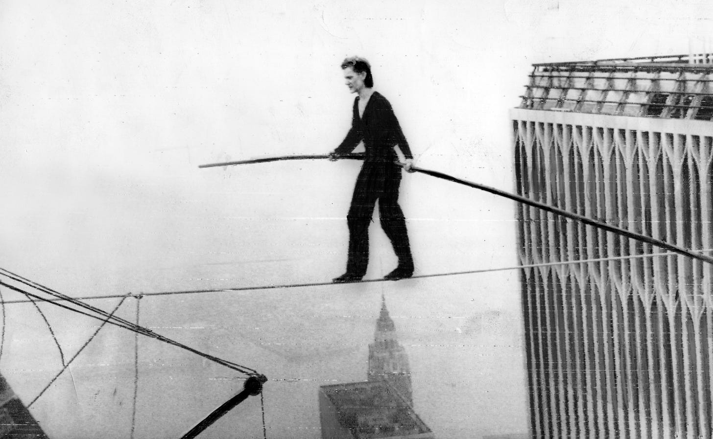 O que aconteceu com o equilibrista que, há 45 anos, caminhou sobre um cabo  entre as torres do World Trade Center | Blog do Acervo - O Globo