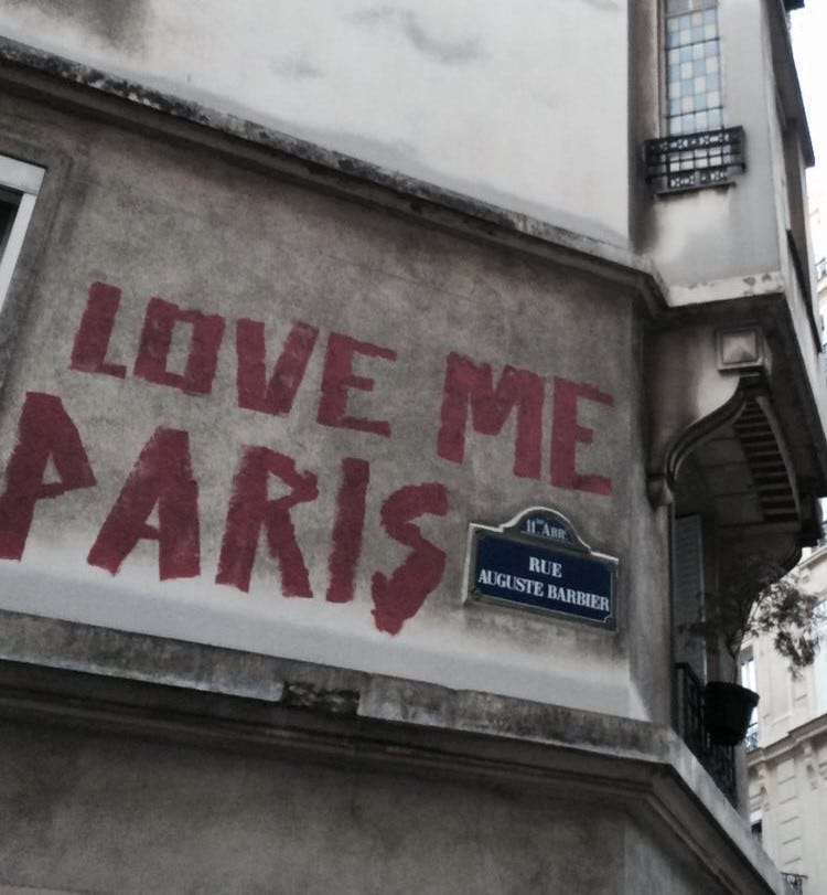 "Me ame, Paris". Pichação em muro, artista desconhecido.