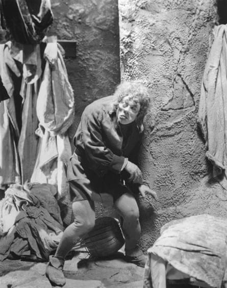 American actor Lon Chaney Sr on the set of The Hunchback of Notre Dame, directed by Wallace Worsley. American actor Lon Chaney Sr on the set of The Hunchback of Notre Dame, directed by Wallace Worsley.