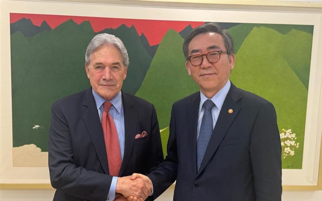 Peters meets Korea Foreign Minister Cho Tae Yul in Seoul