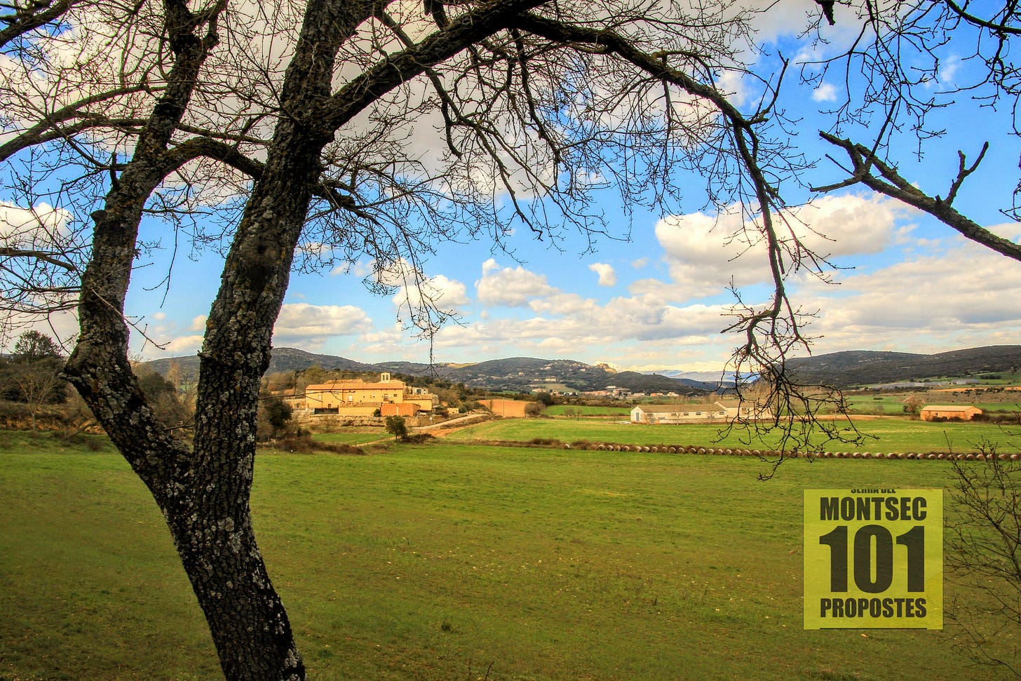 Castelló del Pla, rodejat de rics camps de conreu i situat al bell centre del pòlie de Purroi, o de Saganta, o de Castelló del Pla. Benavarri, Ribagorça d’Osca. Aragó.