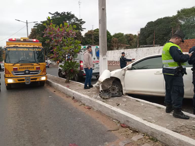 Personal policial sufre un infarto mientras conducía su vehículo.