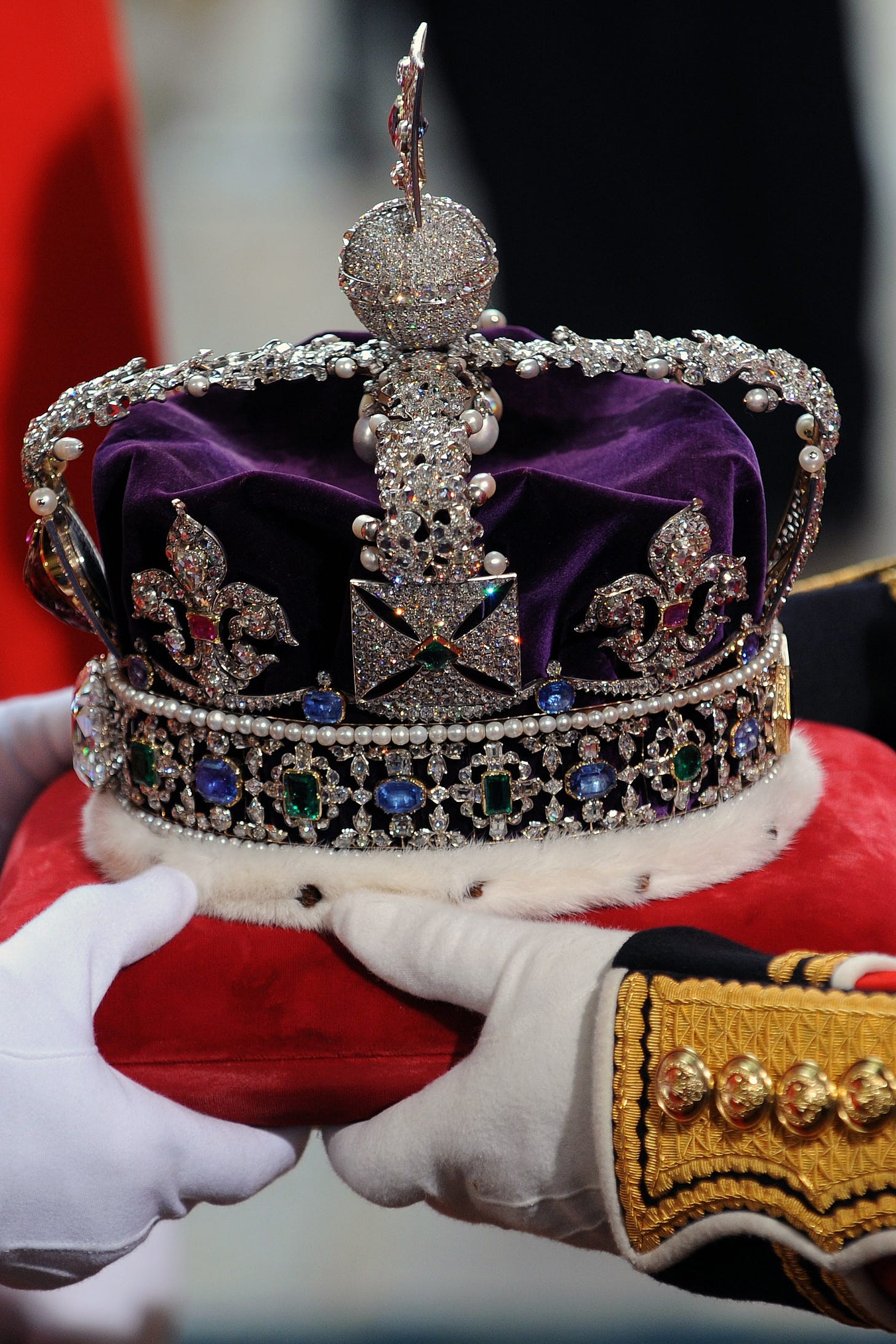 Why the British Crown Jewels still fascinate today | Vogue France