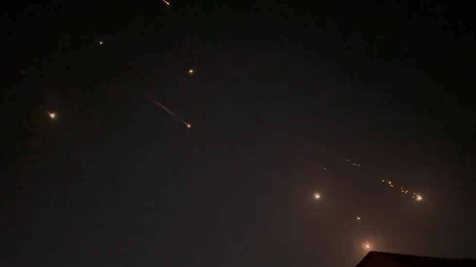 Captura de pantalla de un video de AFP tomado el 14 de abril de 2024 que muestra explosiones en Hebrón, Territorios Palestinos, durante un ataque iraní contra Israel.