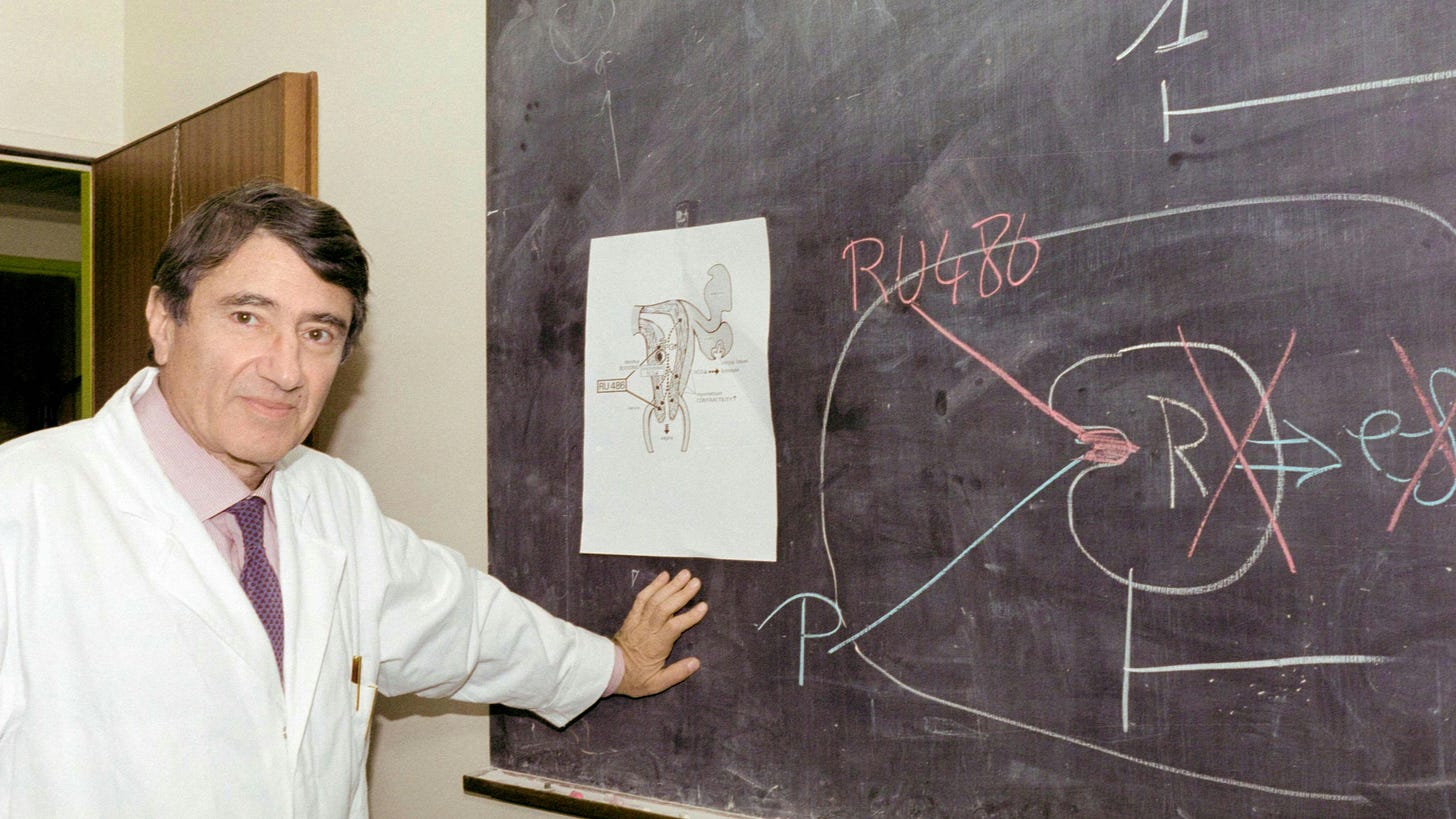 Etienne-Emile Baulieu vor einem Funktionsdiagramm seiner Abtreibungspille RU486 im Oktober 1988.