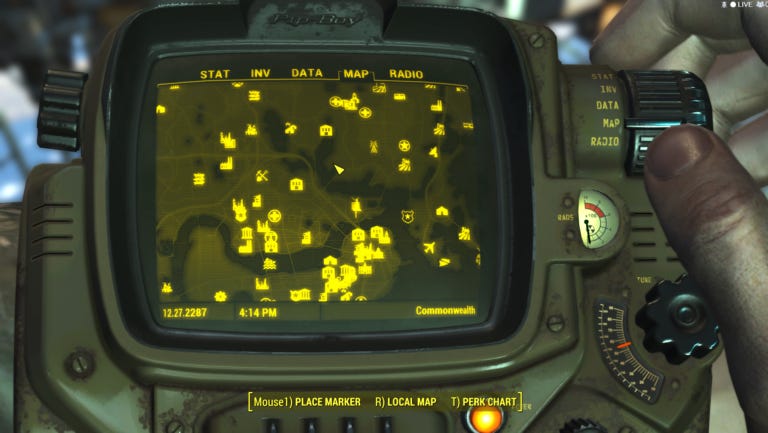 mapa do jogo Fallout 4 sendo exibido dentro da tela do Pip-Boy 3000, apenas com duas cores, amarelo e verde, lembrando telas de sistemas antigos como MS-DOS