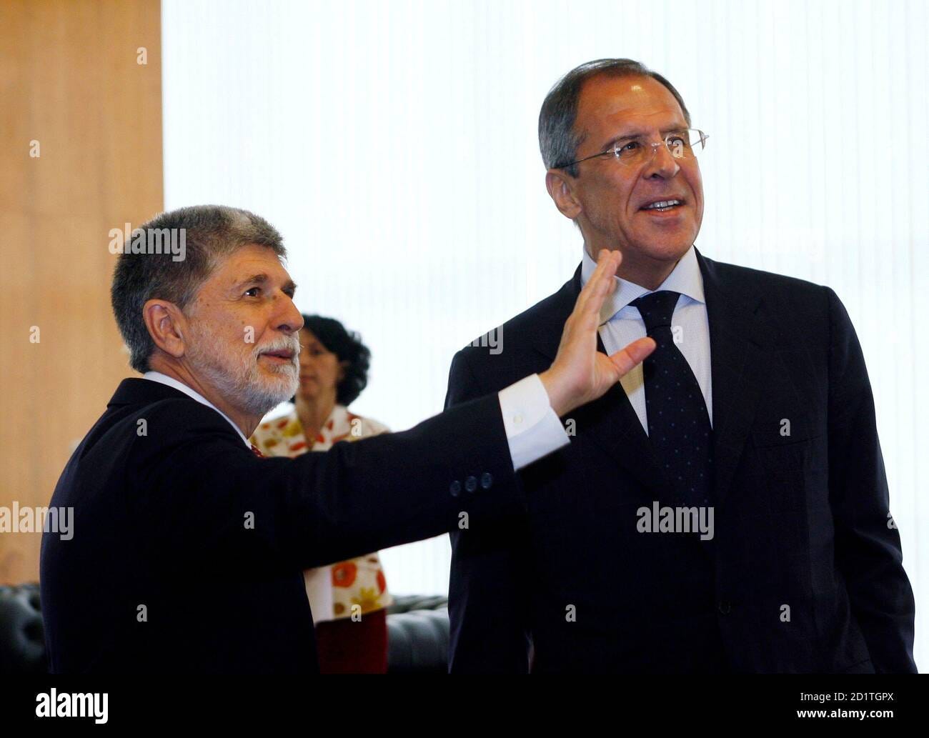 Brazil's Foreign Minister Celso Amorim (L) talks to his Russian counterpart  Sergey Lavrov during a meeting at Itamaraty Palace in Brasilia December 14,  2006. REUTERS/Jamil Bittar (BRAZIL Stock Photo - Alamy