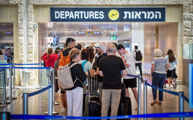 Passengers at Tel Aviv's Ben Gurion International Airport, August 1, 2024. (Avshalom Sassoni/Flash90)