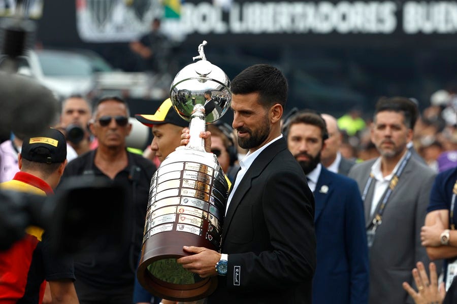 Novak Djokovic presenta el trofeo en la final de la Copa Libertadores en Buenos Aires