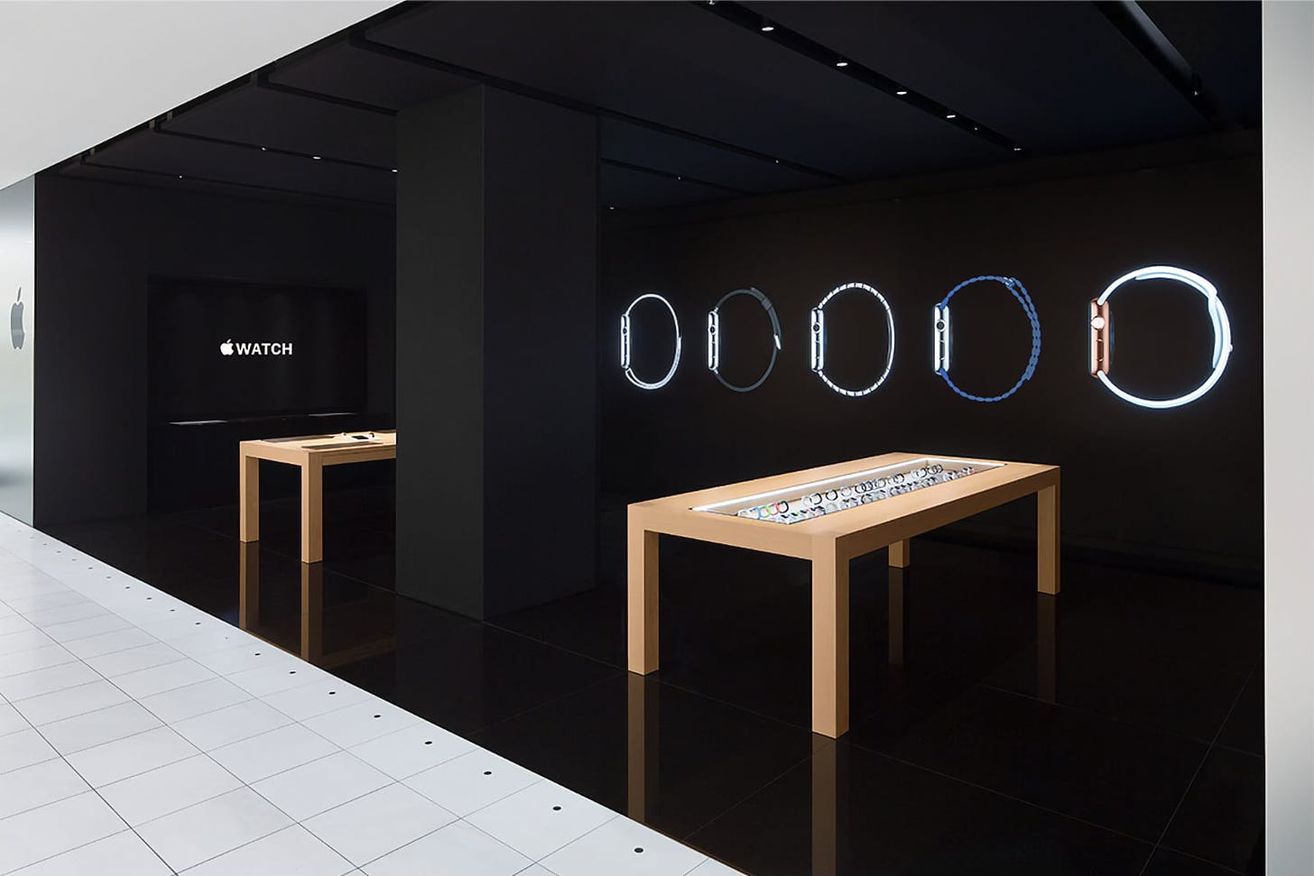 Apple Watch at Isetan Shinjuku photographed before the shop opened.